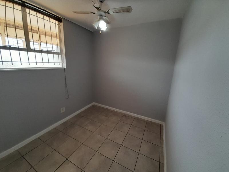 To Let 1 Bedroom Property for Rent in Loevenstein Western Cape